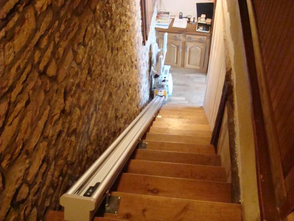 Fixation d'un monte-escaliers sur structure bois