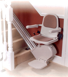 Le monte escaliers ACORN se d�place sur un guide m�tallique fabriqu� sur mesure 